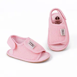 Detailansicht der rosa atmungsaktiven Mesh-Lauflernschuhe mit Klettverschluss
