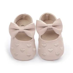Vorderansicht Detail rosa Baby Prinzessin Schuhe mit Schleifen und Herzstickerei