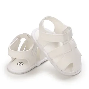 Gros plan de sandales blanches pour bébés avec cuir souple texturé