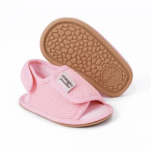 Detailansicht rosa Baby-Lauflernsandale aus Mesh mit strukturierter rutschfester Sohle