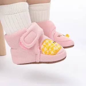 Detailansicht der rosa gefütterten Lauflernschuhe für Babys mit süßem Küken-Aufnäher