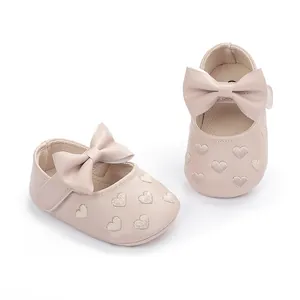 Süße rosa Baby-Prinzessin-Schuhe mit dekorativer Schleife und Herz-Stickmuster
