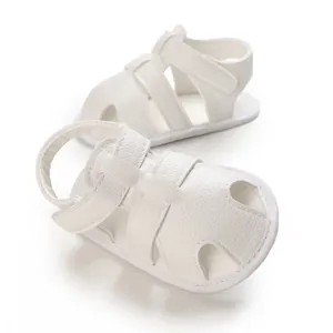 Vue latérale de sandales blanches pour bébés montrant la texture et la sangle souple.