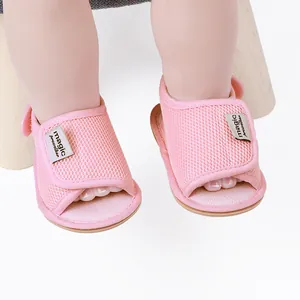 Detailansicht der rosa atmungsaktiven Mesh-Lauflernsandale für Babys an Kinderfüßen