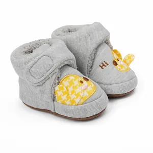 Detailansicht der flauschigen Baby-Winterschuhe mit Kükenstickerei und warmem Futter