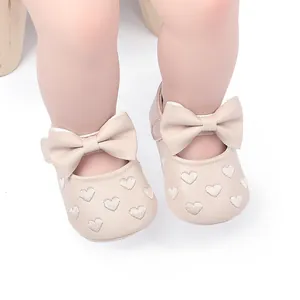 Süße beige Baby-Prinzessinnen-Lauflernschuhe mit großer Schleife und Herzstickerei.