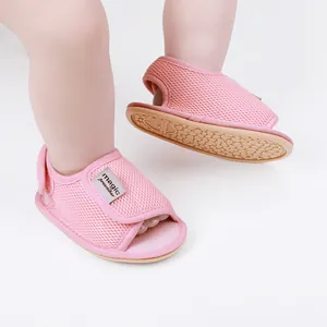 Detaillierte Nahaufnahme der pinkfarbenen, atmungsaktiven Mesh-Babyschuhe für Säuglinge