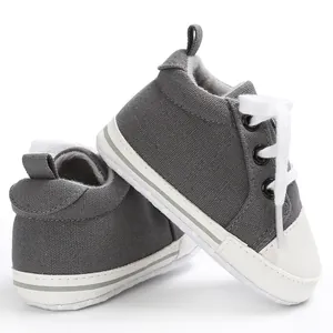 Detaillierte Seitenansicht grauer Leinenschuhe für Babys mit flexiblen weißen Gummisohlen