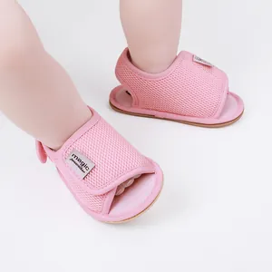 Detailaufnahme von atmungsaktiven rosa Baby-Lauflernschuhen mit festem Klettverschluss