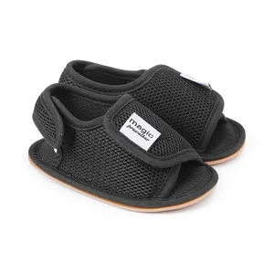 Nahaufnahme schwarze atmungsaktive Mesh-Babysandalen mit sicherem Klettverschluss