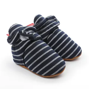 Chaussons d'hiver rayés bleu et gris pour bébé avec semelles souples et peluche