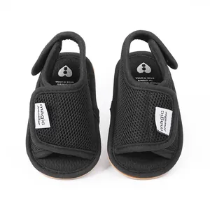Draufsicht auf schwarze, atmungsaktive Baby-Sandalen aus Mesh mit Klettverschluss
