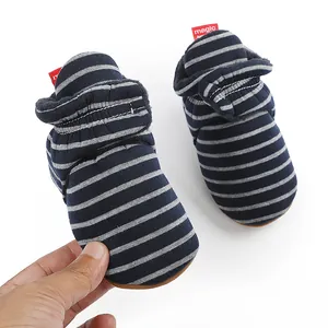 Gros plan de bottines d'hiver à rayures bleues pour nourrissons de 0 à 1 an