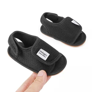 Atmungsaktive schwarze Baby-Lauflern-Sandalen mit Klettverschluss