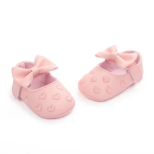 Süße rosa Baby-Prinzessinenschuhe mit Herzstickerei und hübschen Schleifendetails