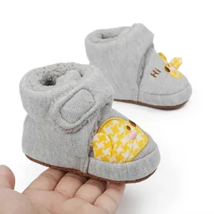 Nahaufnahme graue Baby-Winterschuhe mit warmem Fleecefutter und niedlichem Küken-Detail