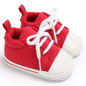 Detailansicht roter Baby-Segeltuchschuhe mit weißen Schnürsenkeln und weichen Kappen