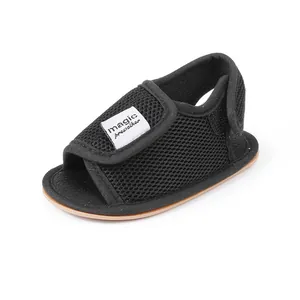 Nahaufnahme der schwarzen atmungsaktiven Mesh-Babyschuhe mit Magic Prewalker Label