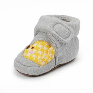 Detailansicht grauer Baby-Winterschuh mit gelber Kükeneinstickung und Fleece-Futter