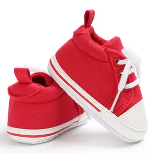 Detailansicht der roten Baby-Leinenschuhe mit weißen Schnürsenkeln und weichen Sohlen.
