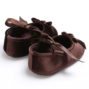 Vue détaillée arrière de chaussures bébé en velours marron avec un ruban élégant