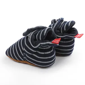 Détail de la doublure polaire épaisse de ces bottes d'hiver rayées pour bébé
