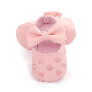 Detailansicht rosa Baby-Prinzessin-Schuhe mit Schleife und Herzstickerei