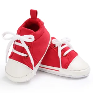 Detailansicht der roten Baby-Segeltuchschuhe mit Schnürung und einer schützenden weißen Kappe