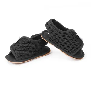 Nahaufnahme von atmungsaktiven schwarzen Mesh-Babysandalen mit verstellbarem Klettverschluss