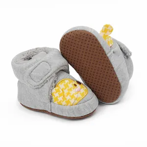 Detailansicht grauer Winter-Lauflernschuhe für Babys mit rutschfester Sohle und Küken-Design