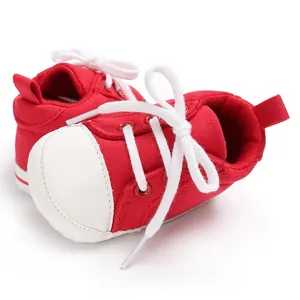 Detailansicht der roten Baby-Leinwandschuhe mit weißen Schnürsenkeln und Sohle