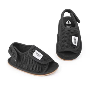 Nahaufnahme der schwarzen Baby-Sandalen aus Mesh mit Klettverschluss und Sohle