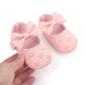 Detaillierte Ansicht der rosa Baby-Prinzessin-Schuhe mit Schleife und Herzstickerei