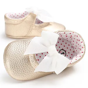 Zapatos dorados elegantes para bebé con gran lazo blanco y forro de lunares rojos