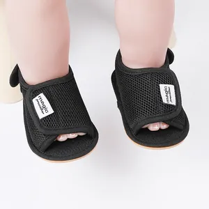 Detailansicht von schwarzen, atmungsaktiven Mesh-Babysandalen mit Klettverschluss