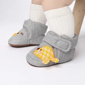 Nahaufnahme von grauen Winter-Babylauflernschuhen mit warmem Fleecefutter und Tiermotiv