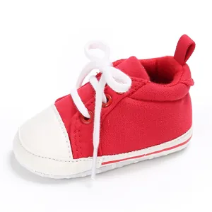 Seitenansicht roter Canvas-Babyschuhe mit weißen Schnürsenkeln für Kleinkinder