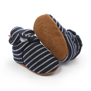 Gros plan de bottines d'hiver à rayures pour bébé avec semelle antidérapante