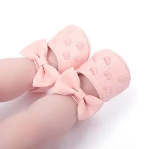 Detailansicht rosa Baby-Prinzessin-Lauflernschuhe mit Herzstickerei und einer süßen Schleife