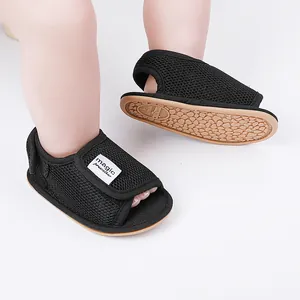 Atmungsaktive schwarze Baby-Lauflern-Sandalen mit Klettverschluss für Neugeborene