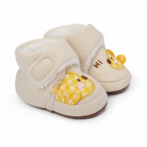 Nahaufnahme gemütlicher cremefarbener Baby-Winterschuhe mit süßer Giraffenstickerei