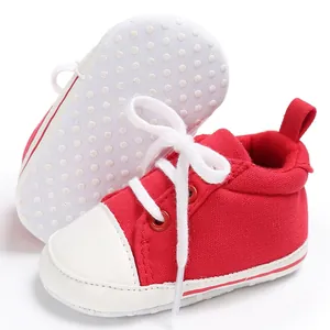 Rote Segeltuch-Babyschuhe zum Schnüren mit rutschfester weicher Sohle