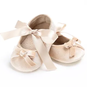 Vue détaillée de chaussures bébé en velours avec nœud en satin