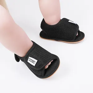 Nahaufnahme der schwarzen, atmungsaktiven Mesh-Sandalen für Babys und Kleinkinder