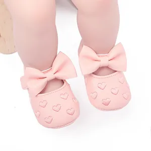 Detailansicht rosa Baby Prinzessin Lauflernschuhe mit Schleife und Herzstickerei