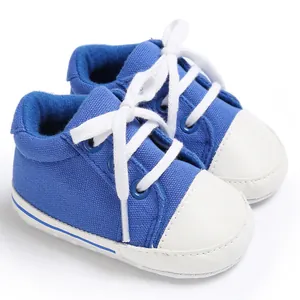 Weiche blaue Baby-Lauflernschuhe aus Canvas mit Schnürsenkeln und Zehenschutz