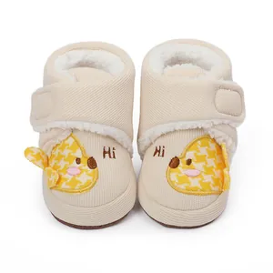 Detailansicht gemütlicher gefütterter Baby-Winterschuhe mit süßer Vogelbestickung