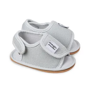 Nahaufnahme der grauen atmungsaktiven Mesh-Babysandalen mit Klettverschluss-Detail