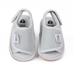 Detailansicht grauer atmungsaktiver Mesh Baby Sandalen mit Klettverschluss Riemen