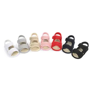 Detailoverzicht van zeven paar gekleurde mesh baby loopsandalen in een boogopstelling